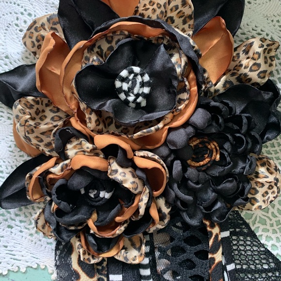 •|🖤Dre|• Handmade Flower Pin - Picture 2 of 4